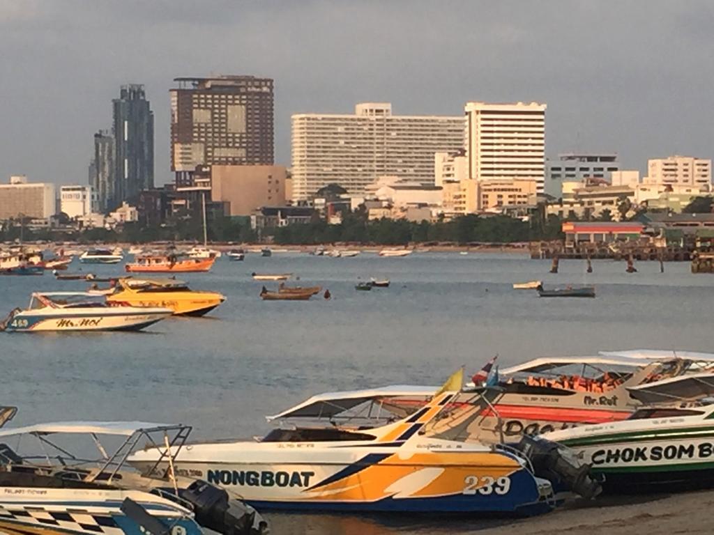 Apartments At View Talay Pattaya Bagian luar foto